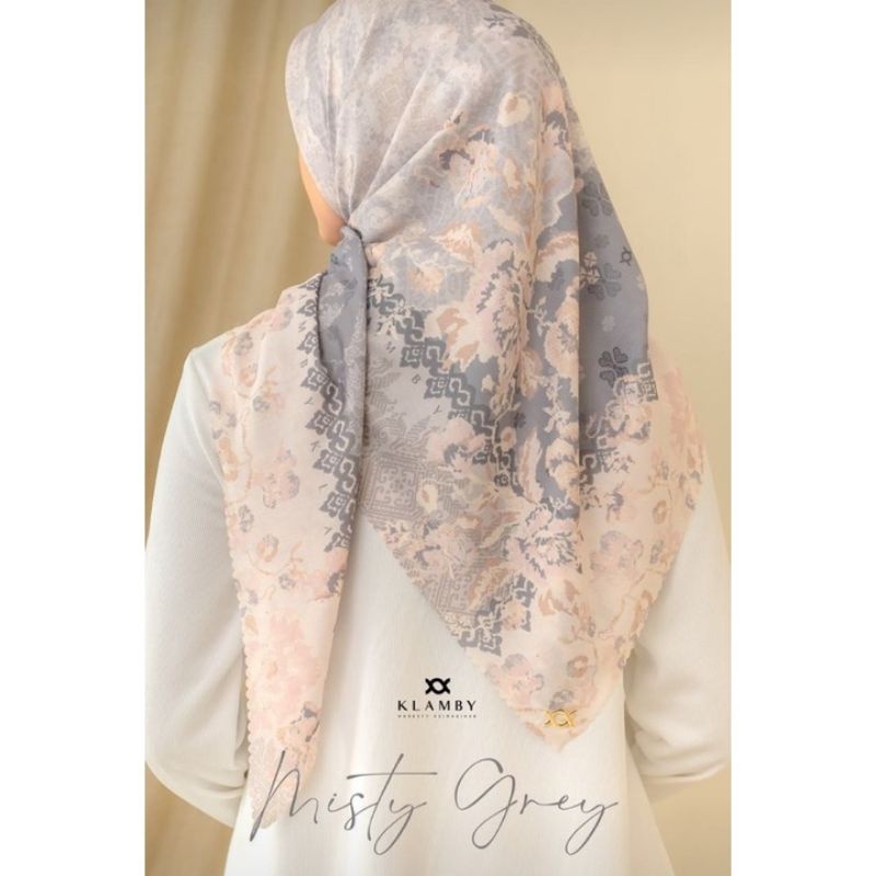 Serayu Scarf Wearing Klamby