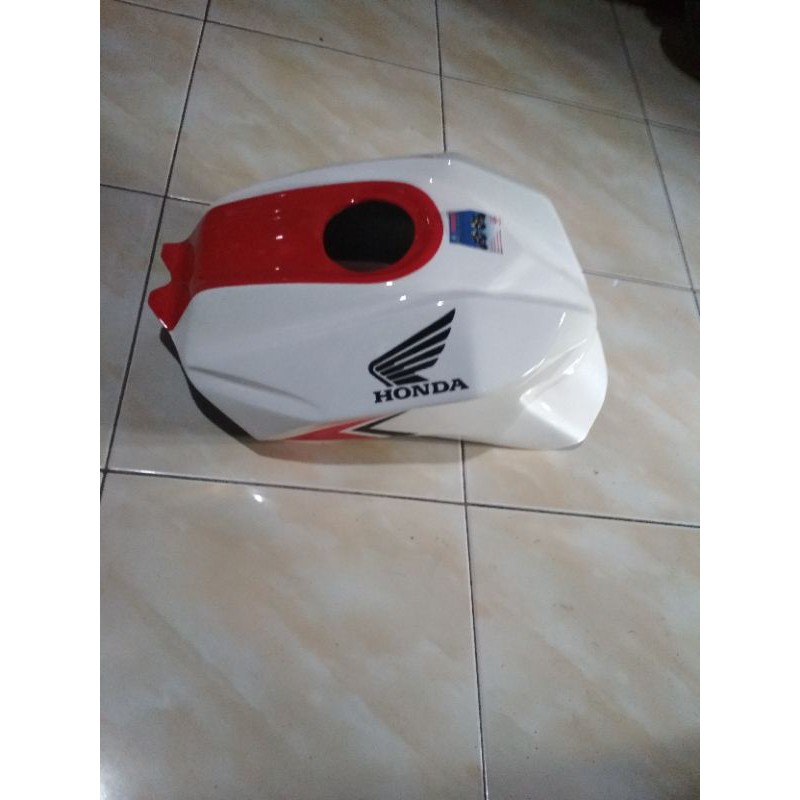 Kondom tangki cover tengki  Honda Old CB150R Putih list merah model New CBR 250RR