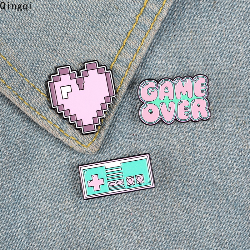 Bros Pin Enamel Desain Kartun GAME Element Heart Pixel Warna Pink Untuk Ransel