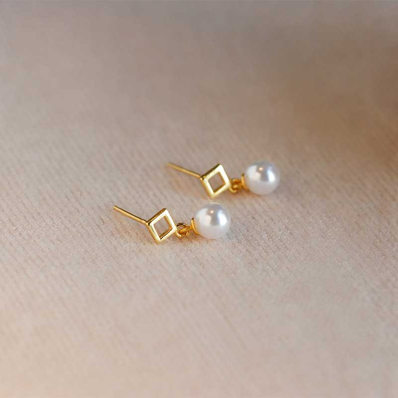 Anting Stud Bahan Baja Titanium S925 Warna Emas Aksen Mutiara Gaya Korea Untuk Wanita