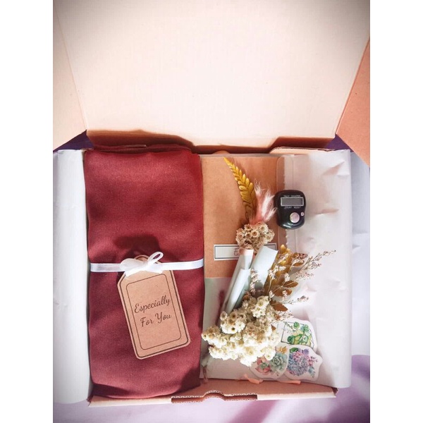 

[HAMPERS HIJAB POLOS SQUARE ] GIFTBOX GRADUATION/ BIRTHDAY /KADO ULANG TAHUN