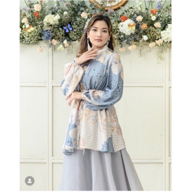Claire Blouse Wearing Klamby