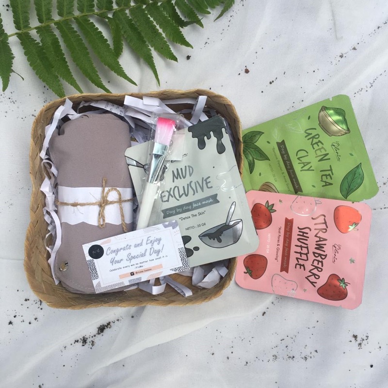 

HAMPERS/ GIFTBOX JILBAB + MASKER/ KADO LUCU UNIK murah