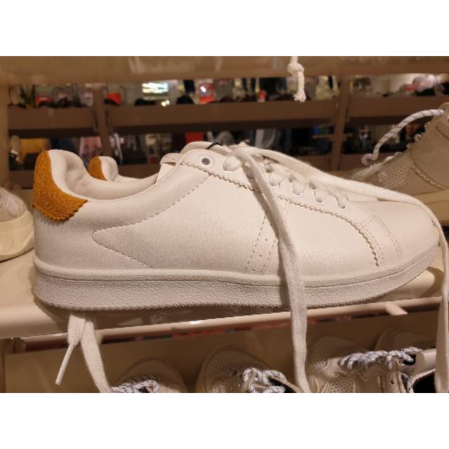 Sepatu pull&bear sneakers white