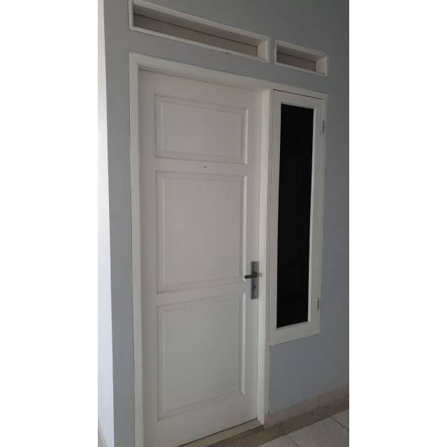 satu set pintu utama kontrakan kayu Meranti ( 1 pintu + 1 jendela + 1 kusen gandeng + 2 loster)