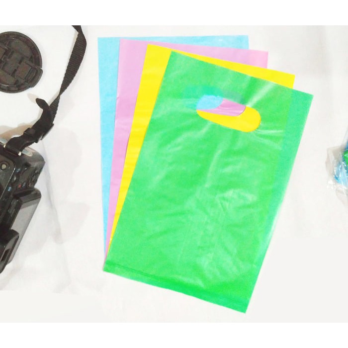 

Tas Plastik Plong Sablon Logo Toko Distro Warna Custom 1000 pcs - PO 15cm x 23cm