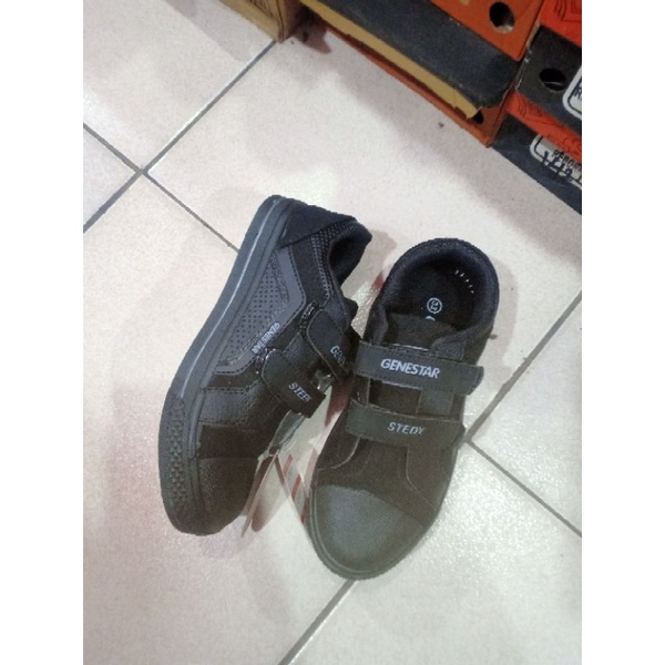 sepatu sekolah hitam polos merek genestar lem dua size 31-33