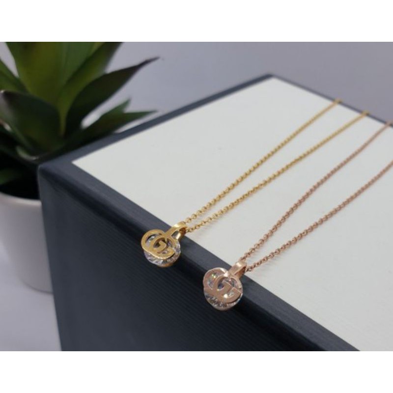Kalung Titanium Perhiasan Wanita model Permata Zircon Huruf Branded Impor Premium Gucci Aksesoris