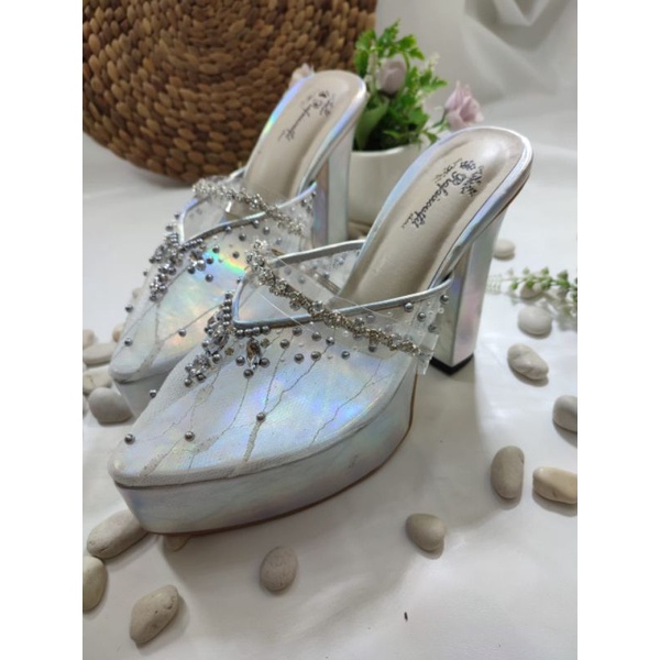 sepatu silver rafaizoutfit dengan asesoris ditengah tinggi 12cm tahu