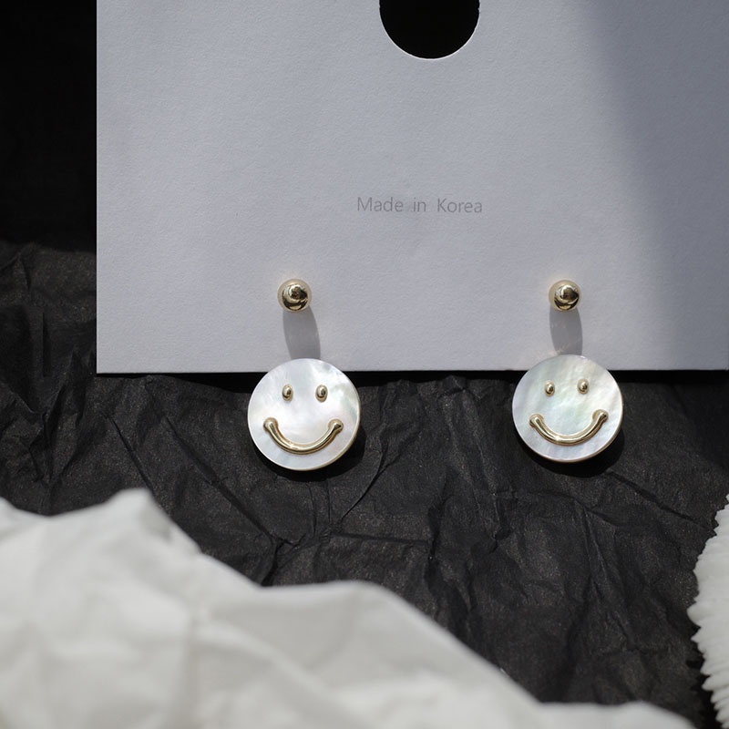 Aksesoris fashion wanita anting-anting smiley manis dan imut gaya Korea sederhana dan serbaguna