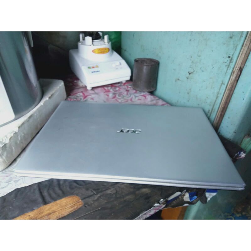 Laptop bekas Acer Aspire v5