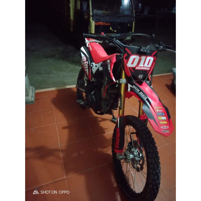 Decal sticker crf motif simple merah hitam doff