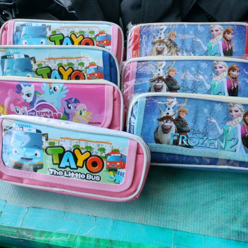 

tempat/kotak pensil resliting karakter