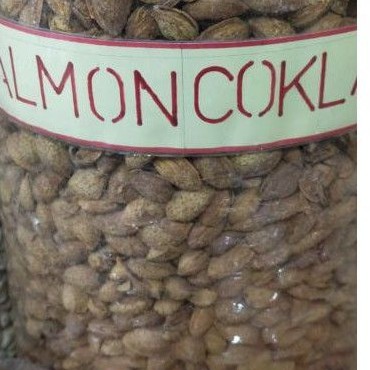 

kacang almond coklat 500 gra.