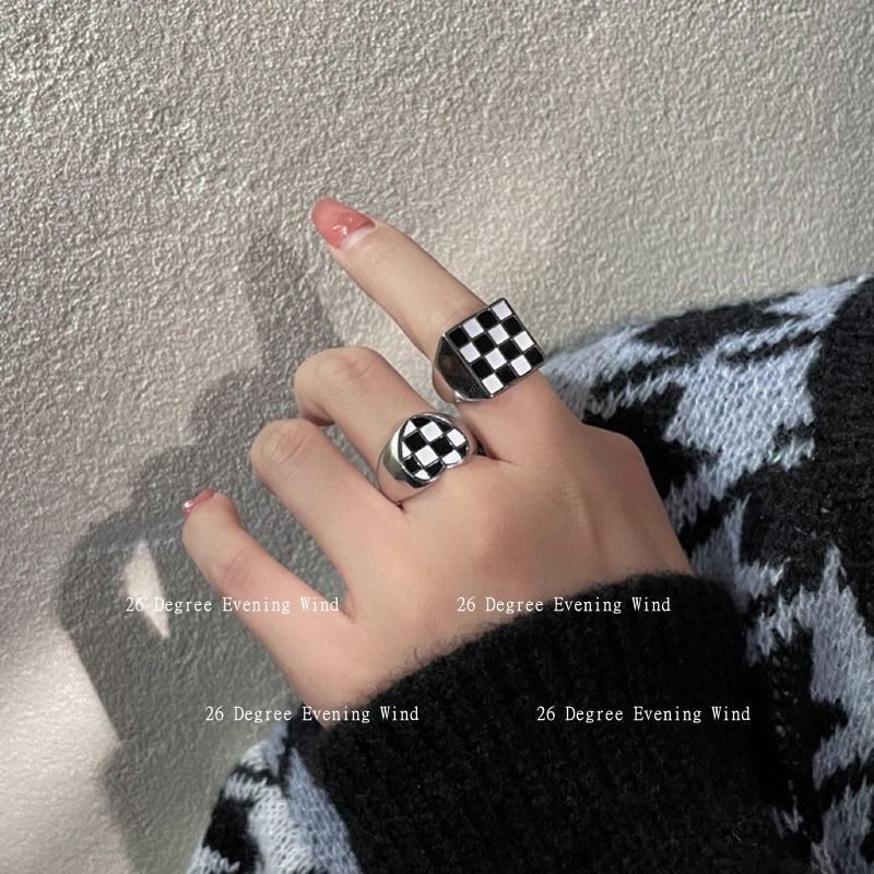 Hitam dan putih papan catur grid cinta berbentuk hati cincin two-piece set niche pribadi gaya dingin