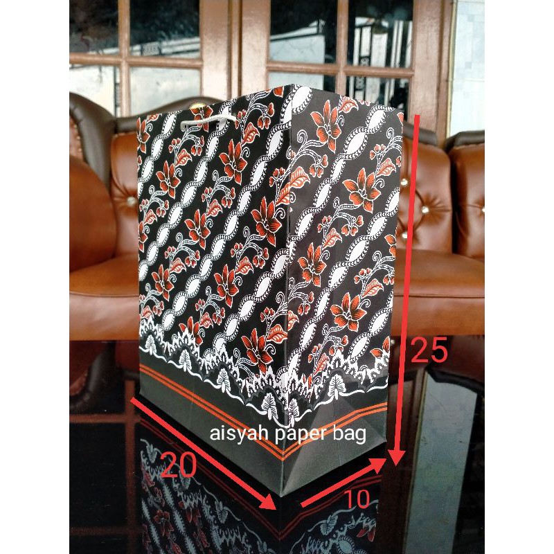 

PAPER BAG MOTIF HITAM/ TAS KERTAS BATIK HITAM/ UKURAN 20X11X25