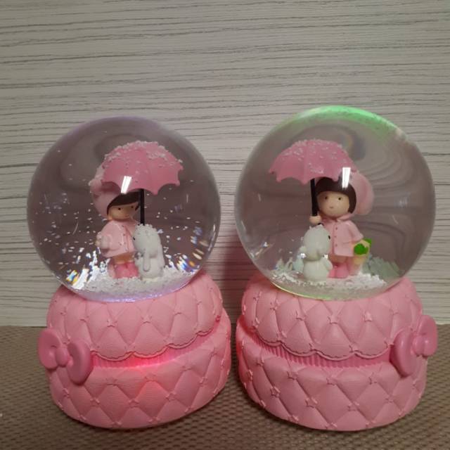 

KOTAK MUSIK BOLA SALJU "ANAK PAYUNG PINK (LAMPU + MUSIK)