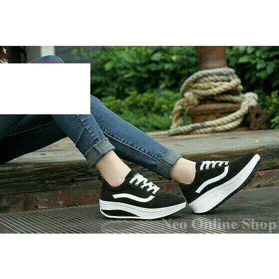 Sepatu Kets Wanita Vans Hitam / Sepatu Wanita Kets