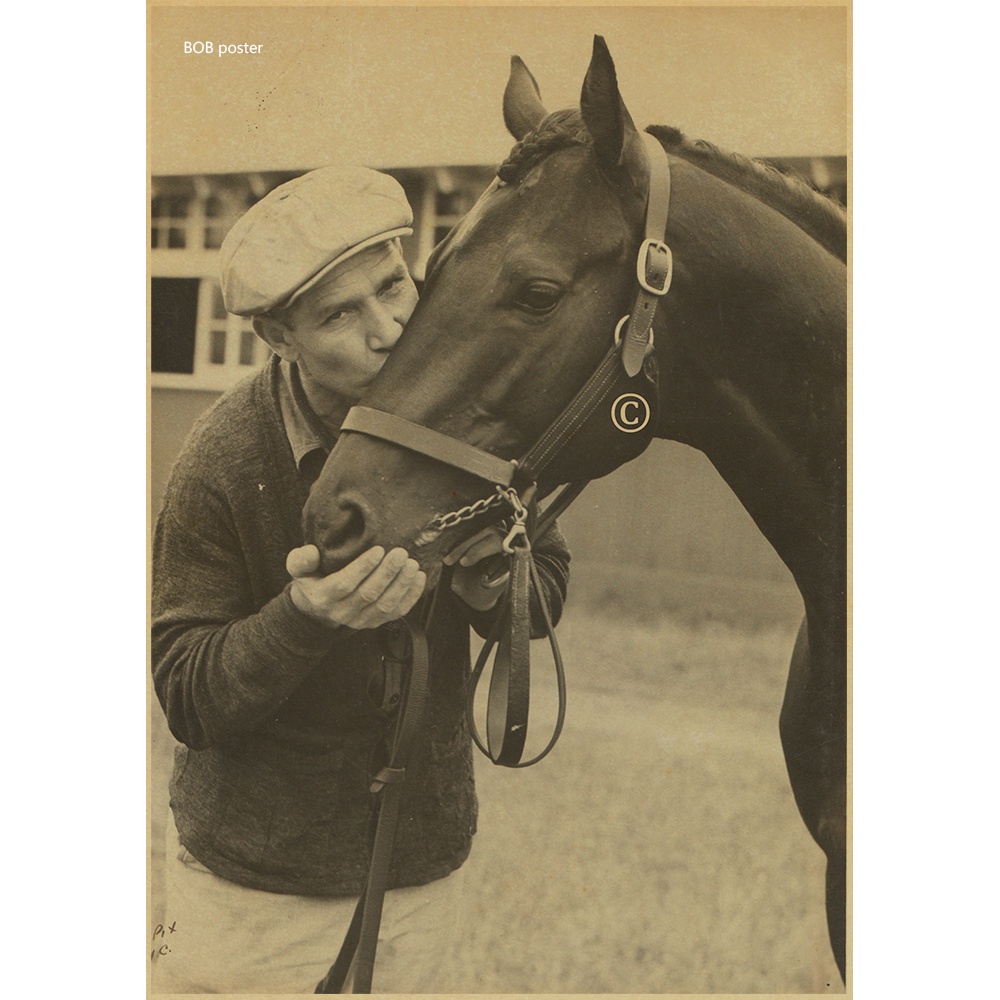 Poster Stiker Dinding Desain Victory Kiss The Classic Retro Vintage Bahan Kertas Coklat