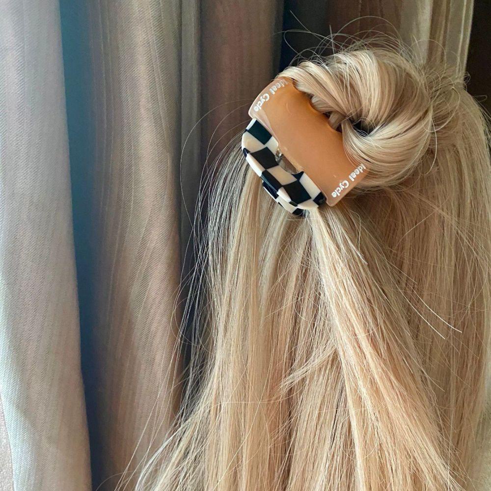 Needway Checkerboard Hair Claw Headwear Vintage Besar Hair Claw Clips Shark Grab Clip Tea Cup Shape Temperamen Jepit Rambut Korea