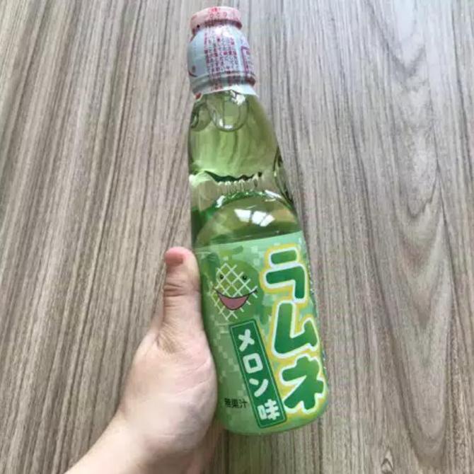 

Produk Unggulan] Minuman berkarbonat Soda Jepang Hata ( Hatakusen ) Ramune Melon 200 ml