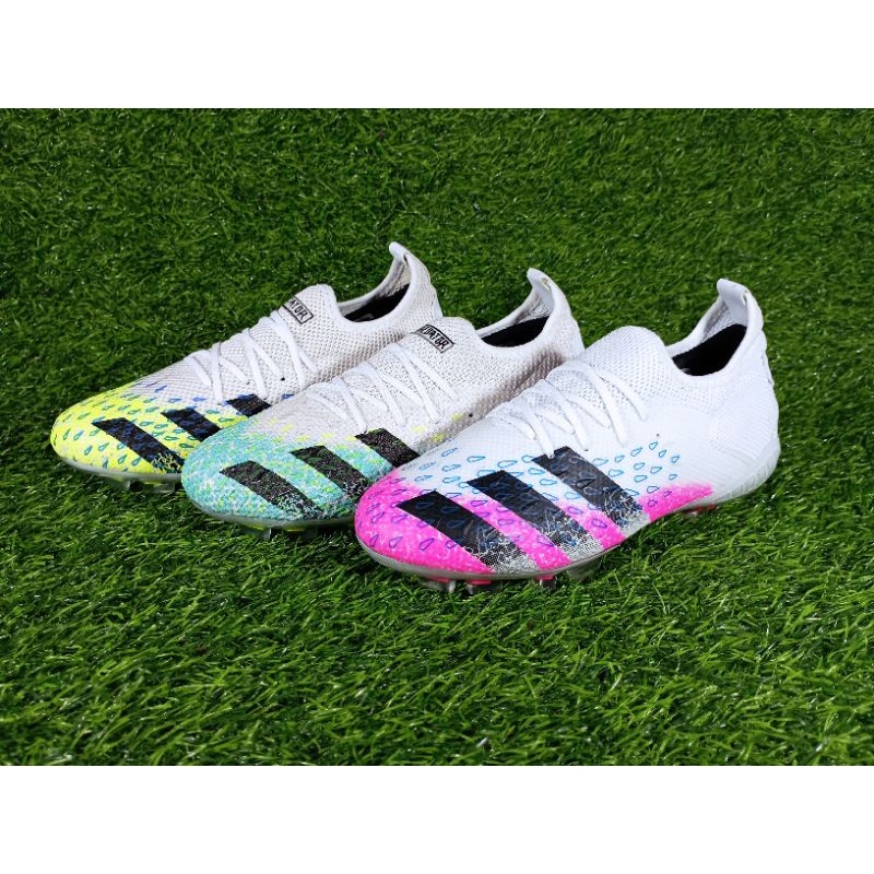 Sepatu sepakbola pria Adidas Predator terlaris..