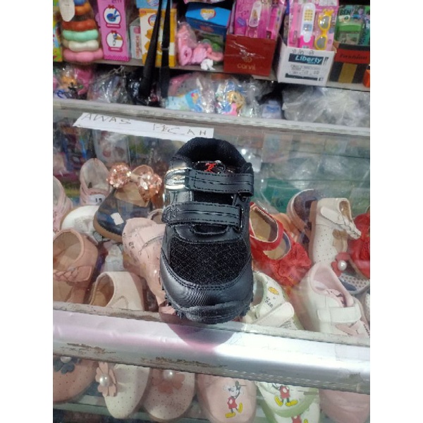 sepatu sekolah hitam polos magnet comex size 28-30