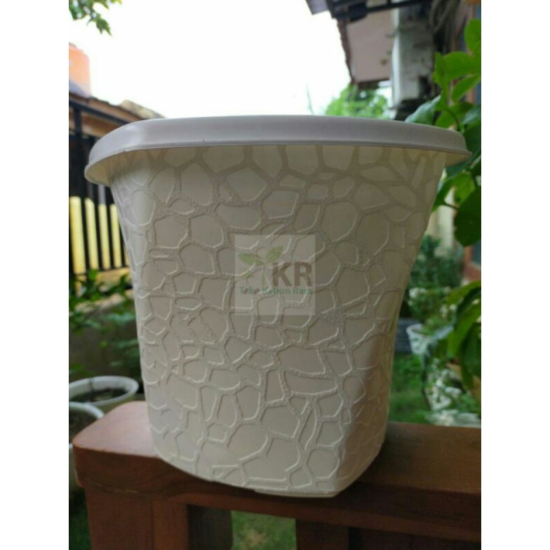 Pot Tanaman Bunga Twister Putih 20 cm