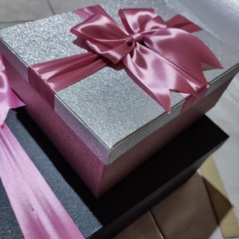 Kotak Hadiah Box Glitter Pink tutup Glitter Abu Muda