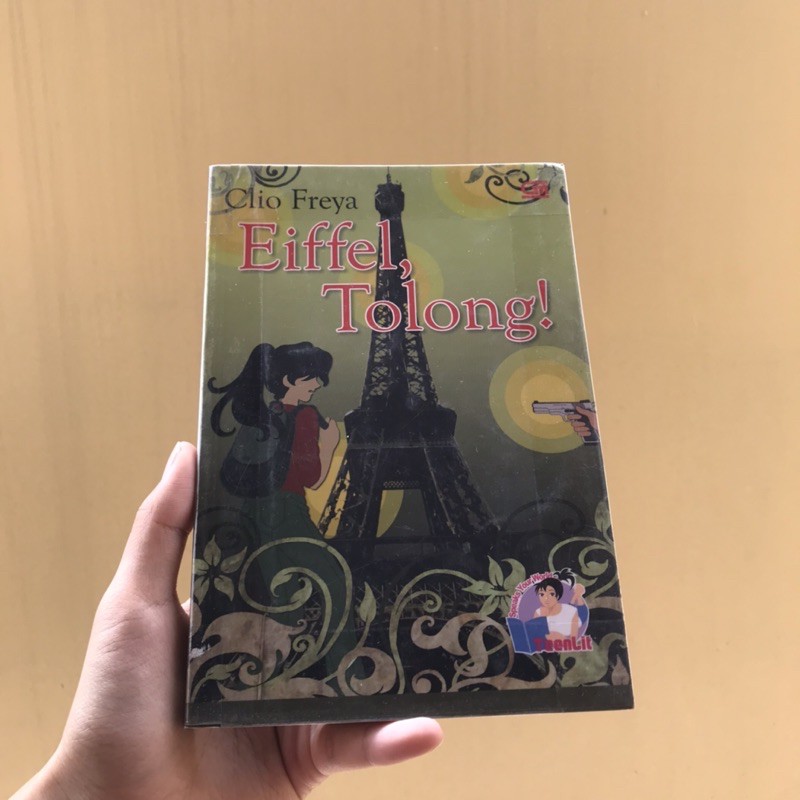 Novel Eiffel, Tolong - Clio Freya