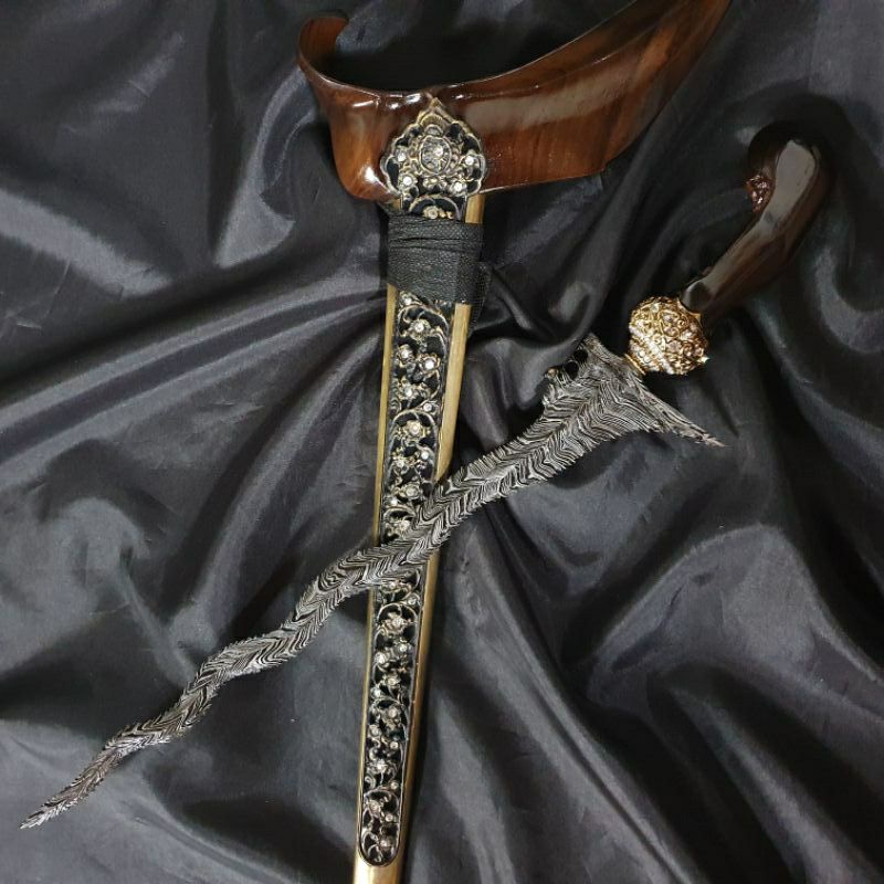 Keris Nogo Siluman Luk 9 Pamor Kelabang Sayuto