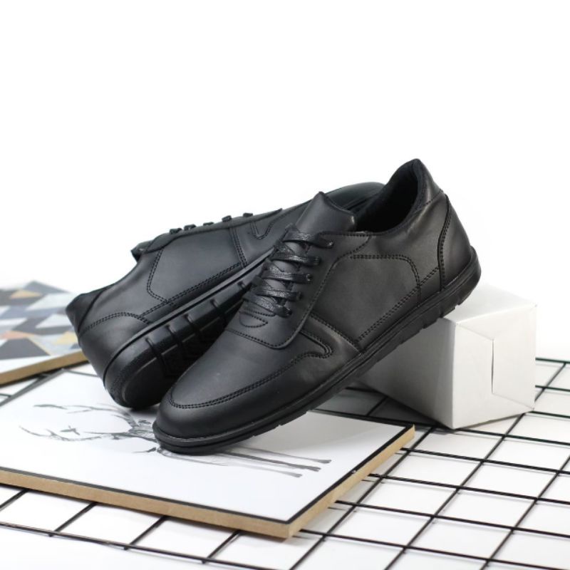 Xshoesbdg.id x Mugen Sepatu Sneakers Pria Casual Formal Kulit Pu Hitam Polos Santai Kuliah Nongkrong