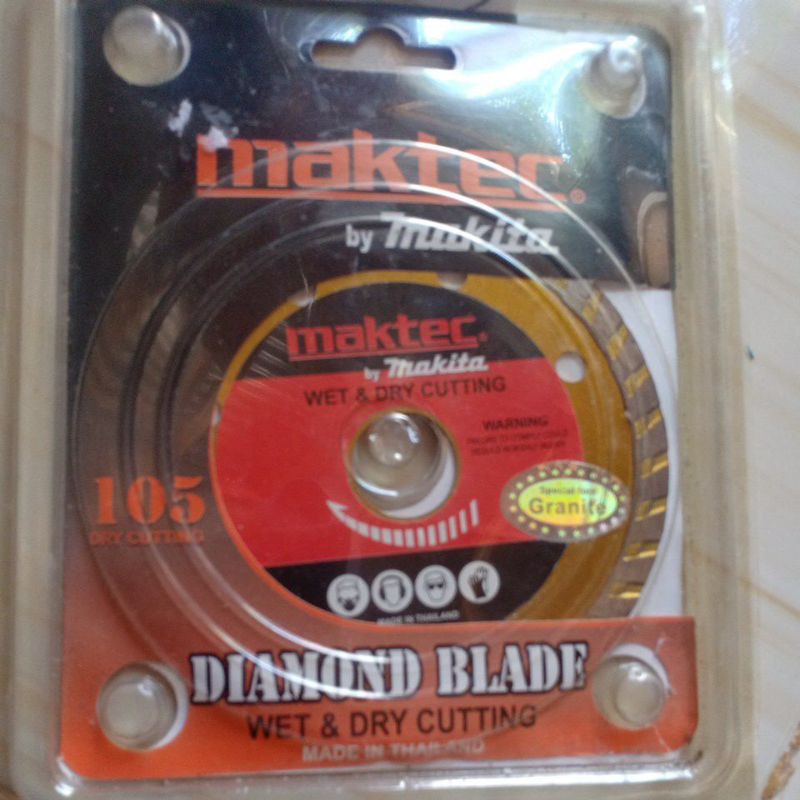 Pemotong kramik maktec by makita