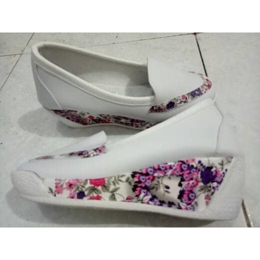 PROMO..  SLIP ON WEDGES FLORAL PUTIH