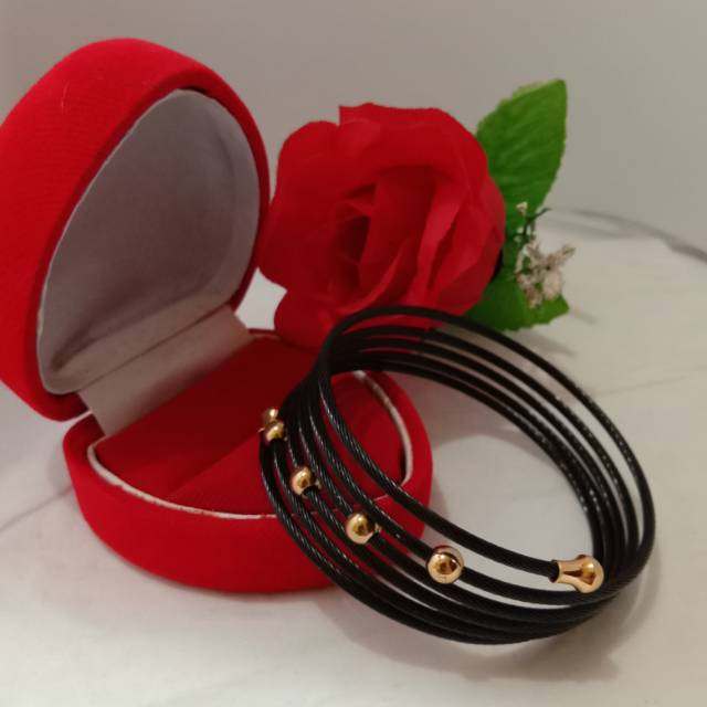 Gelang titanium wanita lilit hitam