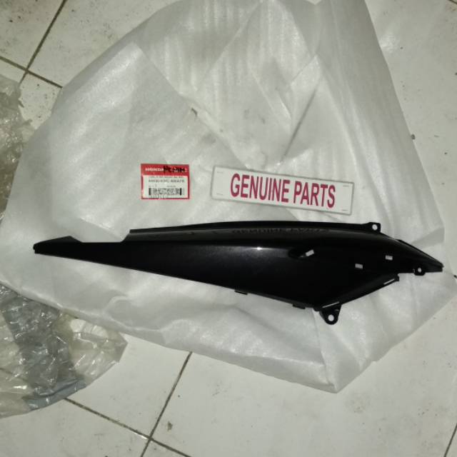Sambungan Body Belakang Kanan Cs1 Cs One Hitam 64430-KWC-900AFB Orginal Ahm