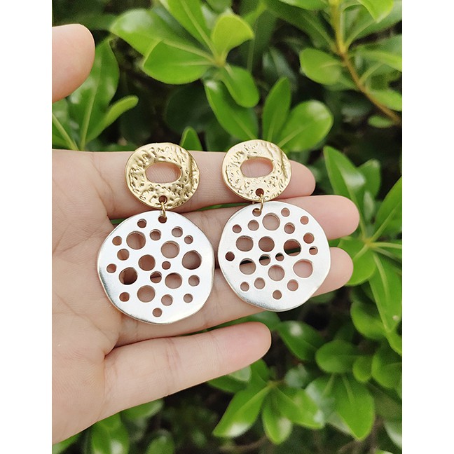 LRC Anting Tusuk Fashion Gold Geometric Shaped Round Cutout Earrings D27897