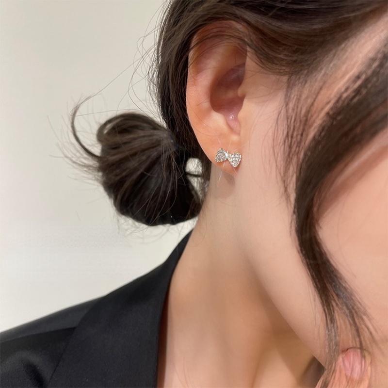 Anting Stud Rumbai Desain Bunga Aksen Berlian Gaya Retro Untuk Wanita