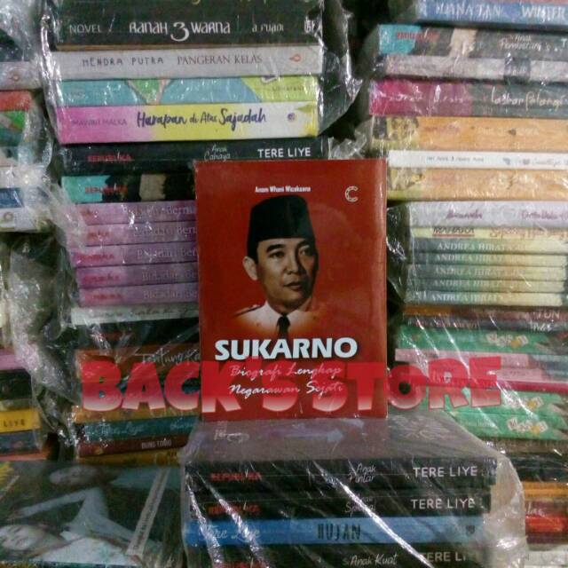 Buku Soekarno Biografi Lengkap Negarawan Sejati By Anom Whani Wicaksana Shopee Indonesia