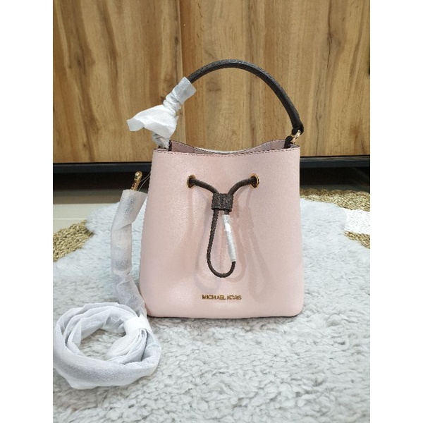 TAS M*K MICHAEL KORS SURI MEDIUM BUCKET POWDER BLUSH