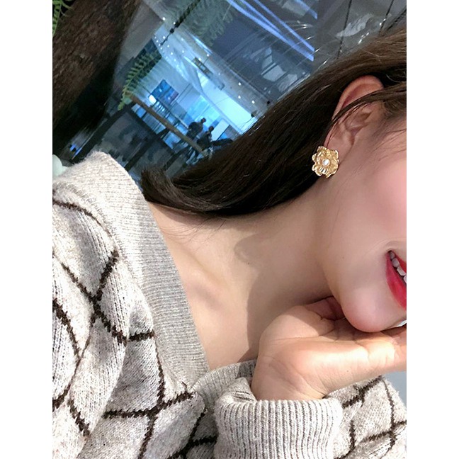 LRC Anting tusuk Fashion Golden Pearl Flower Metal Irregular Stud Earrings D80658