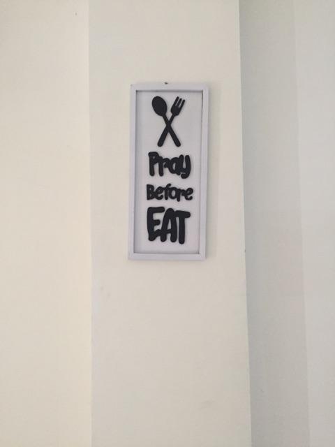Walldecor Hiasan Dinding Pray Before Eat Frame Putih, Shabby, Kayu, Kaligrafi, Vintage, Murah