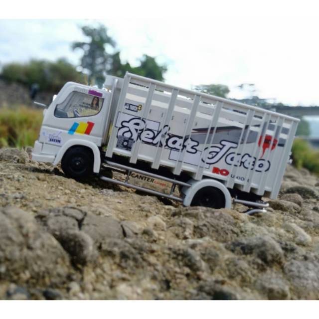 Miniatur Truk Sekar Taro PVC