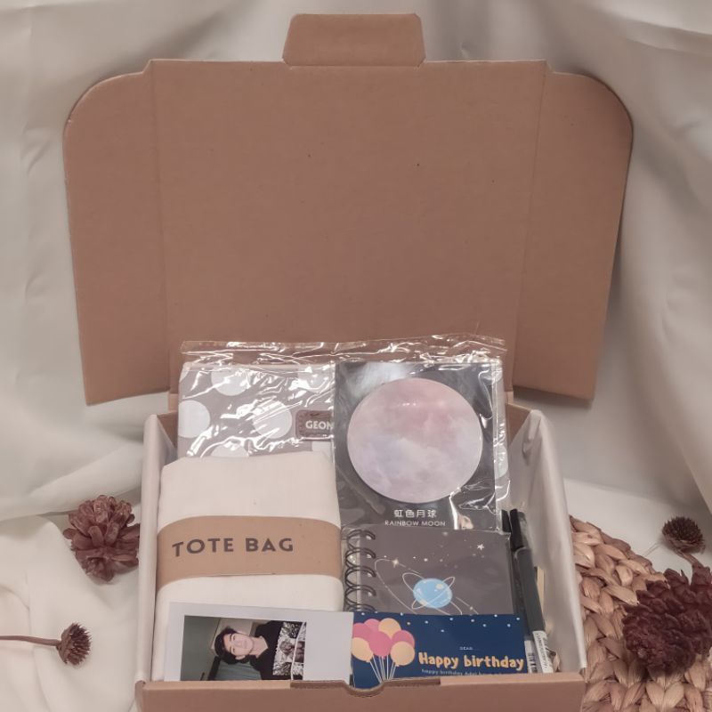 

Hampers Gift Box Totebag Dan Note Book Kado Wisuda Bestie Ultah Murah