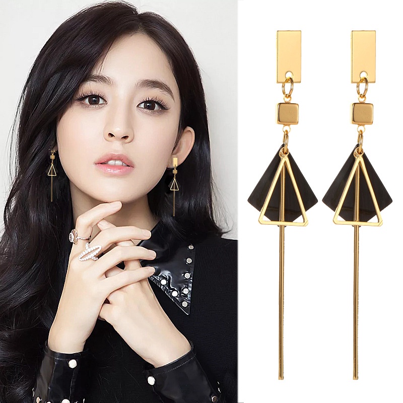 Anting Korea Tusuk Prisma Segitiga Hitam Panjang Dalika