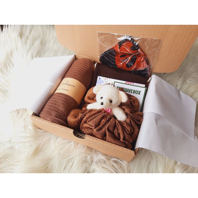 hampers hijab masker azara segi empat gift box wanita