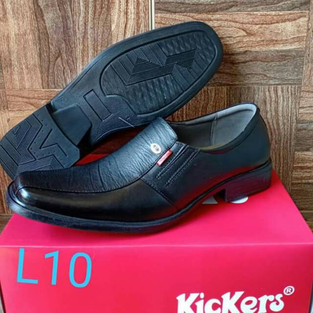 Sepatu pantofel Kickers pria