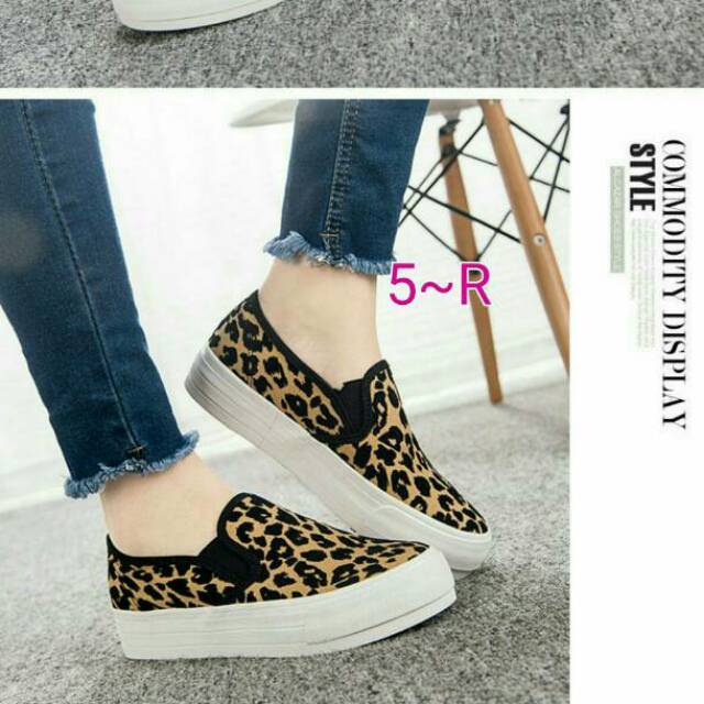 Ready sneaker corak macan