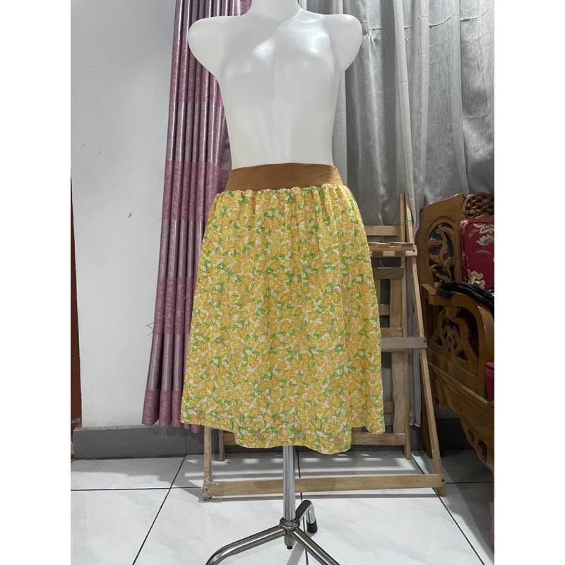 Rok Flare Kuning Bunga Bunga Preloved/Rok Preloved/Rok Second