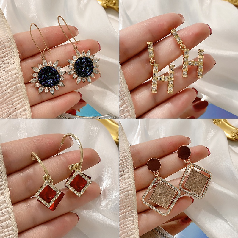 Anting Stud Panjang Aksen Mutiara Bahan Logam Gaya Korea Untuk Wanita